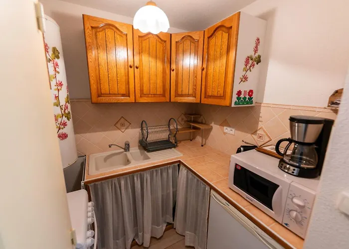 Warm 29m With Balcony And View *